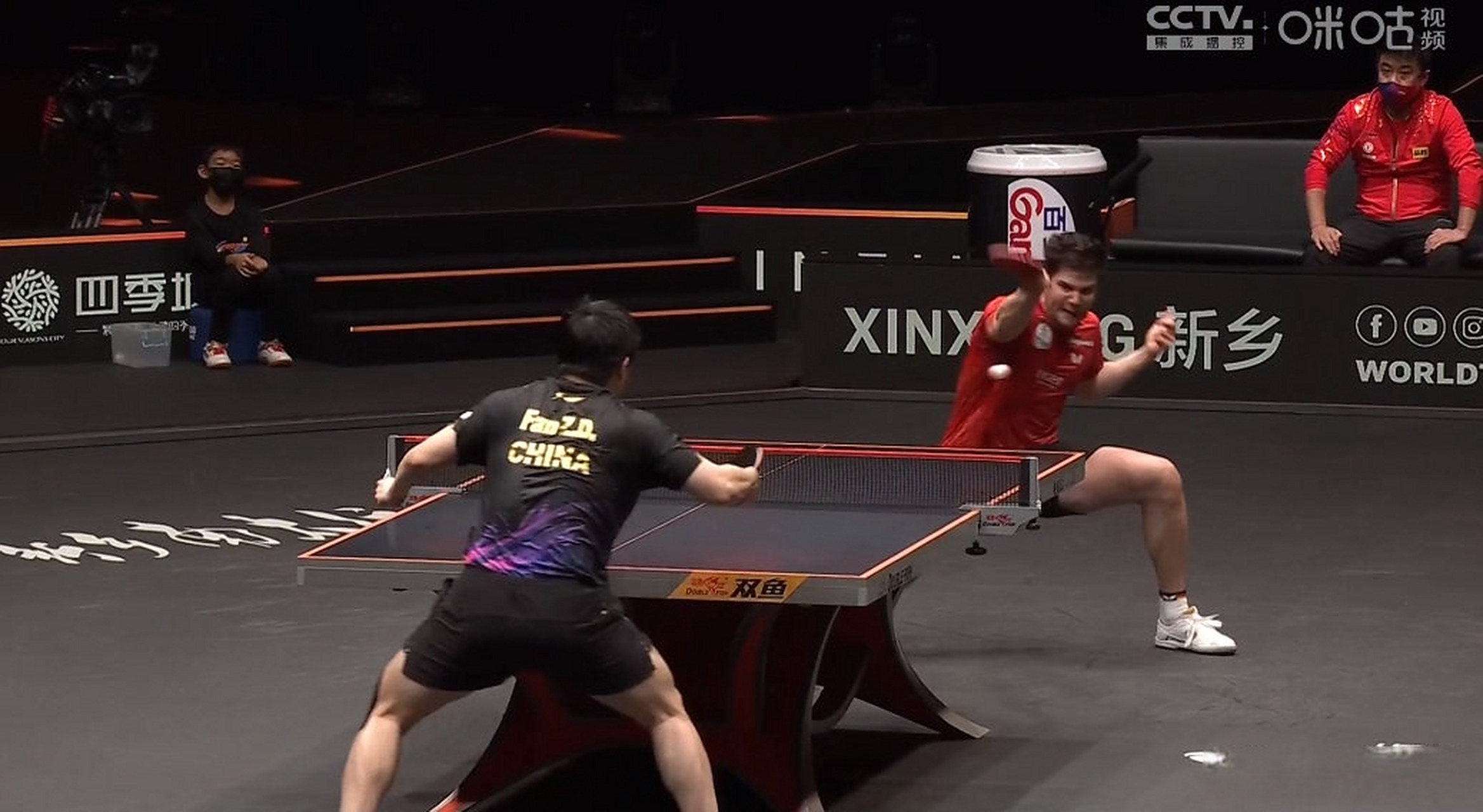 英国乒乓球队鏖战中国乒乓球队，奥恰洛夫送出助攻的简单介绍