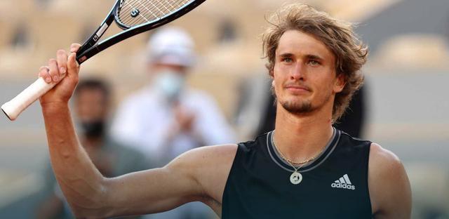 包含法国网球队横扫英国网球队，西西帕斯高光表现的词条