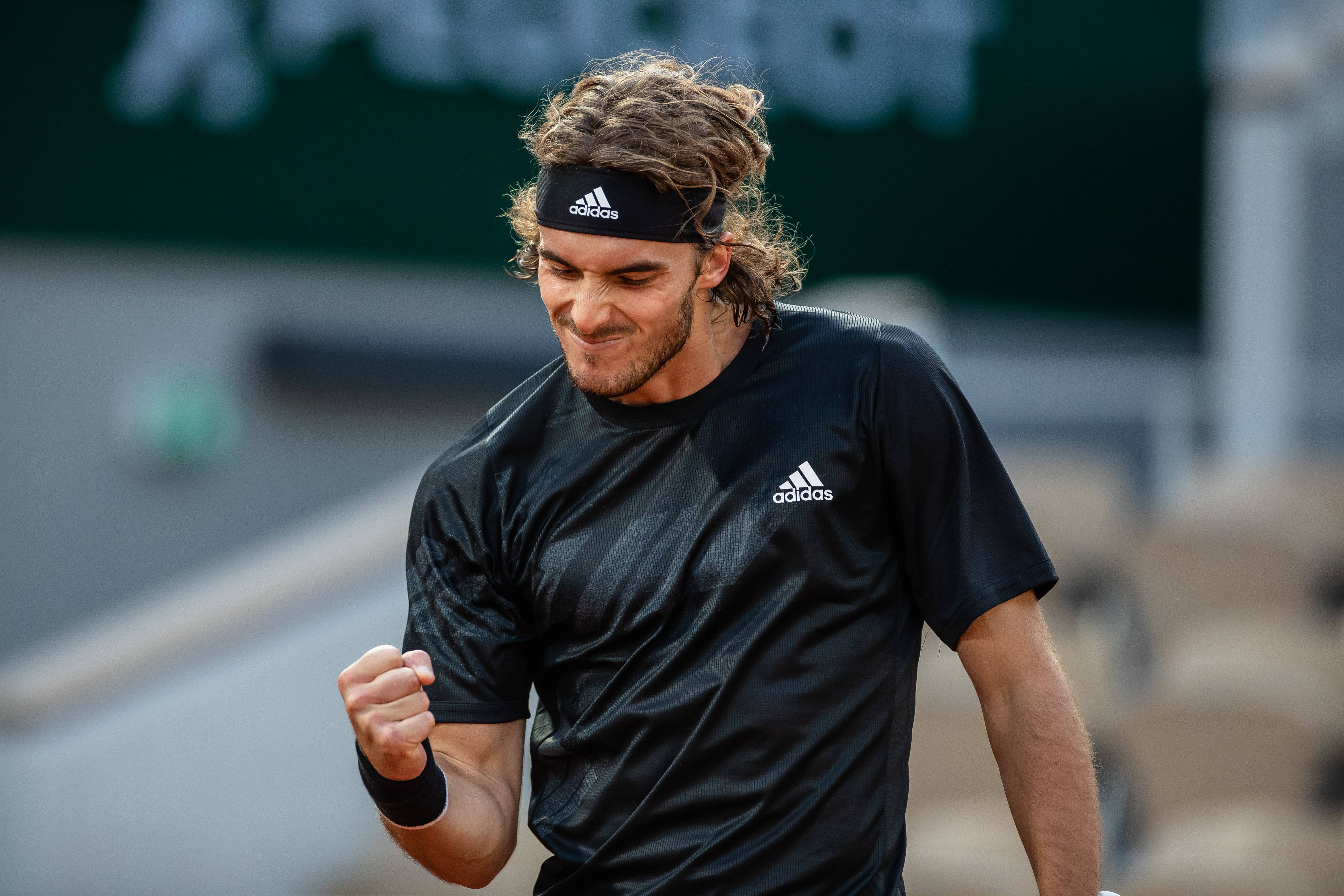 包含法国网球队横扫英国网球队，西西帕斯高光表现的词条