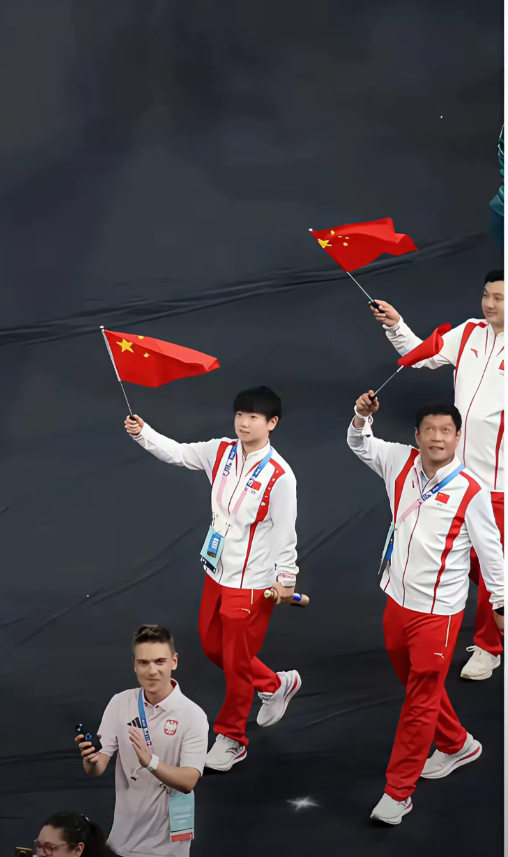 运动员的拼搏精神感动了观众的简单介绍