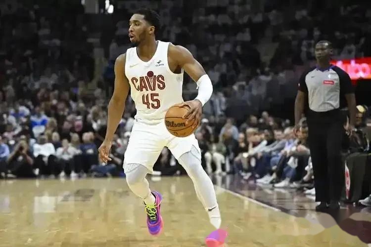 多诺万米切尔爆发36分，率领球队击败对手的简单介绍