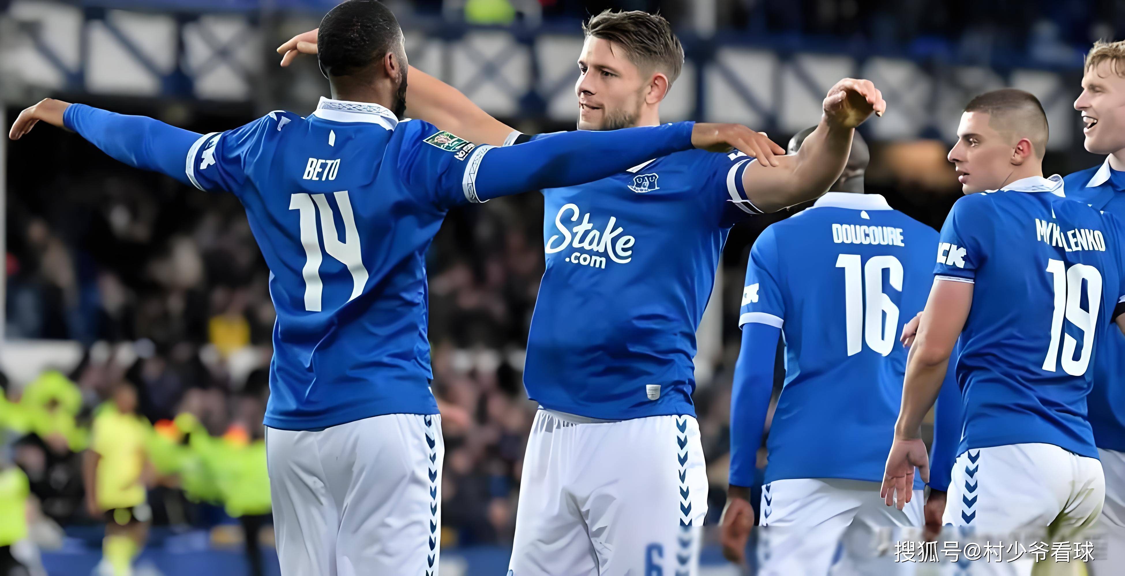 关于埃尔切队在比赛中克服了困难，取得了胜利的信息