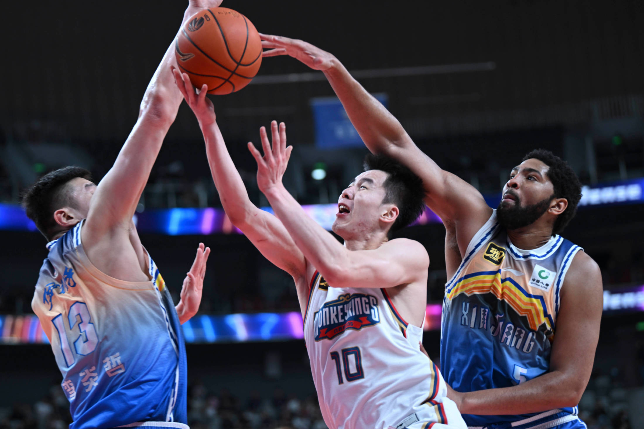 关于强劲对手在比赛中逐渐拉大差距，领先优势明显的信息