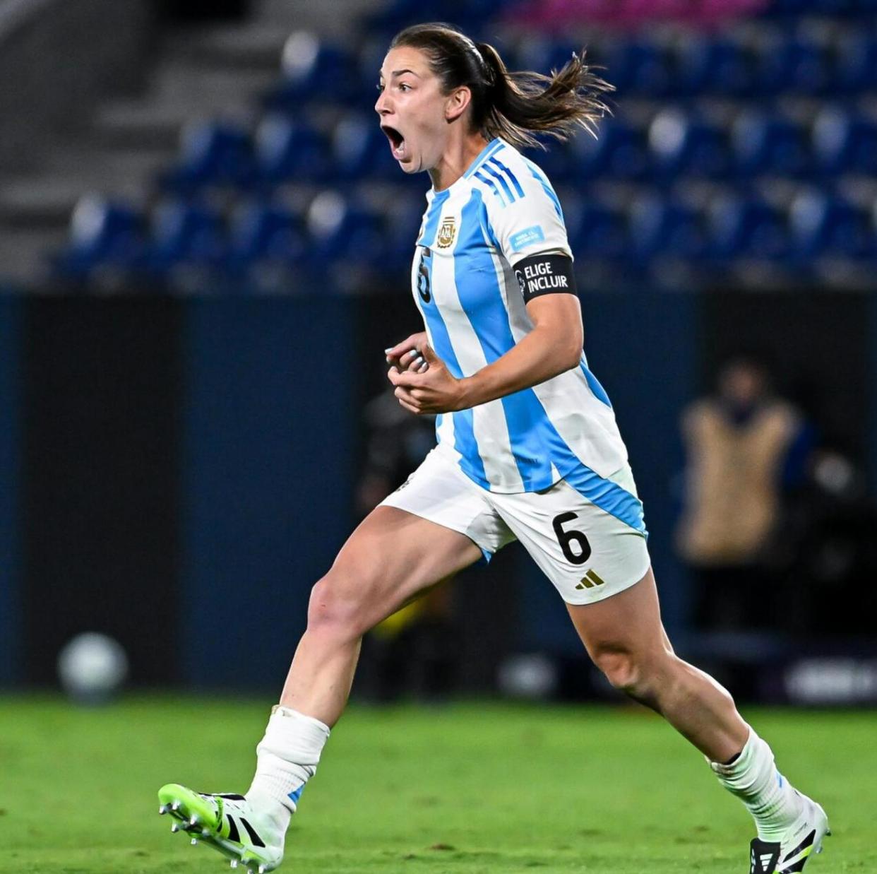 美洲女足冠军战场烽火连天红遍天际