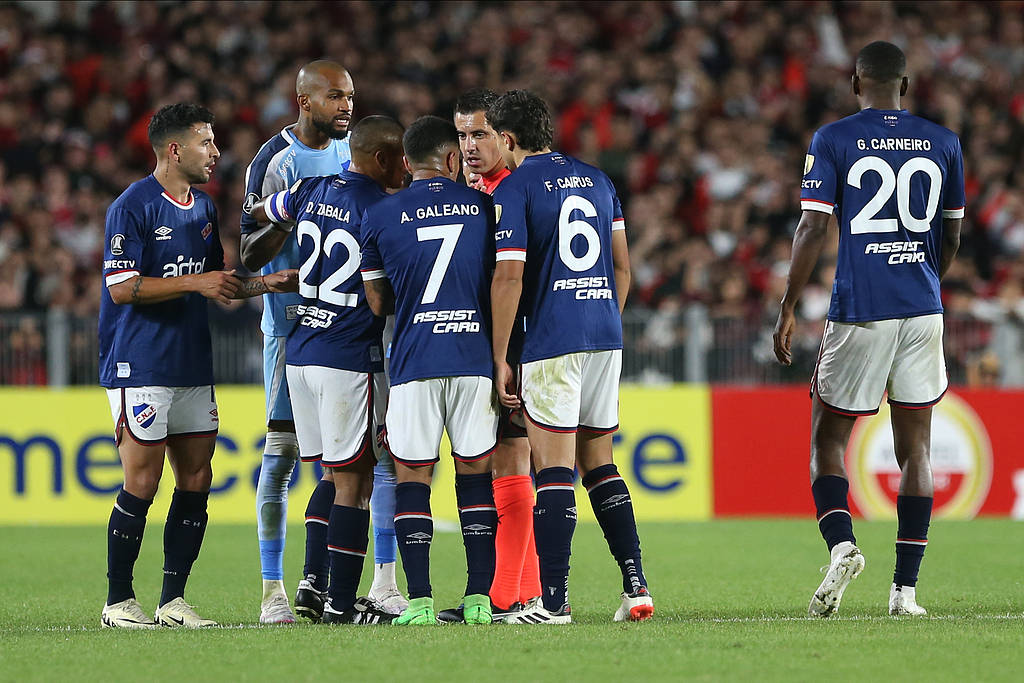 包含南特主场大胜亚眠，取得保级关键胜利的词条